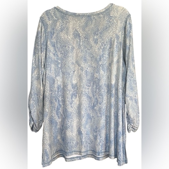 SUSAN GRAVER Weekend Blue/White Scoop Neck Snakeskin Tunic Top, Size 1X, GUC. - Picture 6 of 6